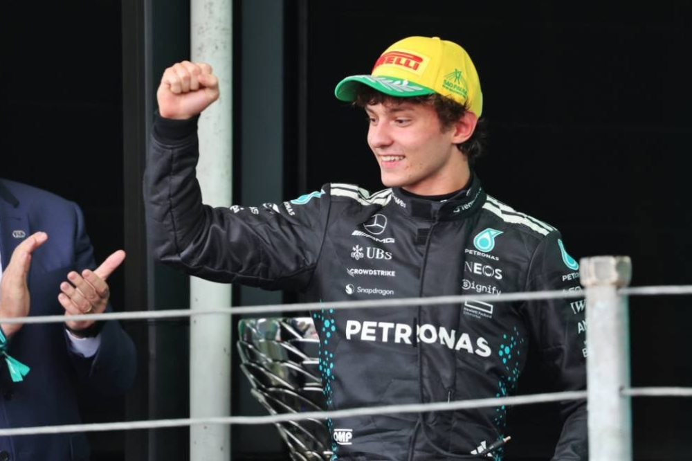 Kimi Antonelli résiste à Verstappen et goûte à nouveau aux joies du podium