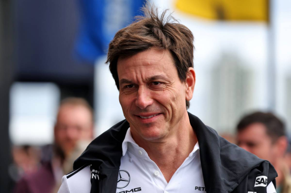Coup de tonnerre chez Mercedes : Toto Wolff vend une partie de l’écurie !