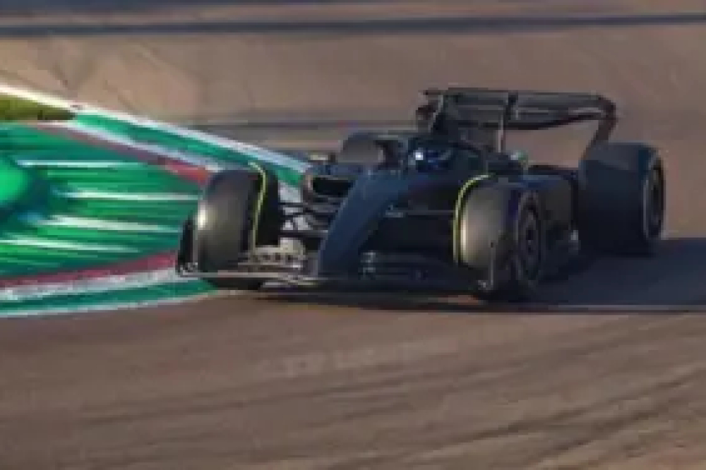 Sergio Perez au volant d’une Ferrari noire à Imola