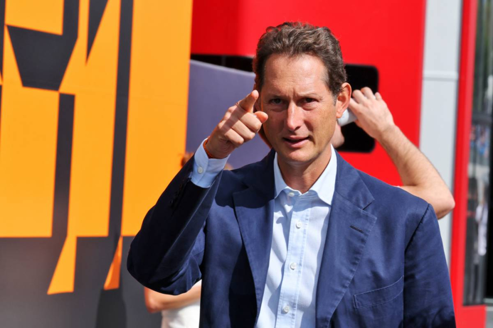 John Elkann encore sous le feu des critiques après ses attaques contre Leclerc et Hamilton