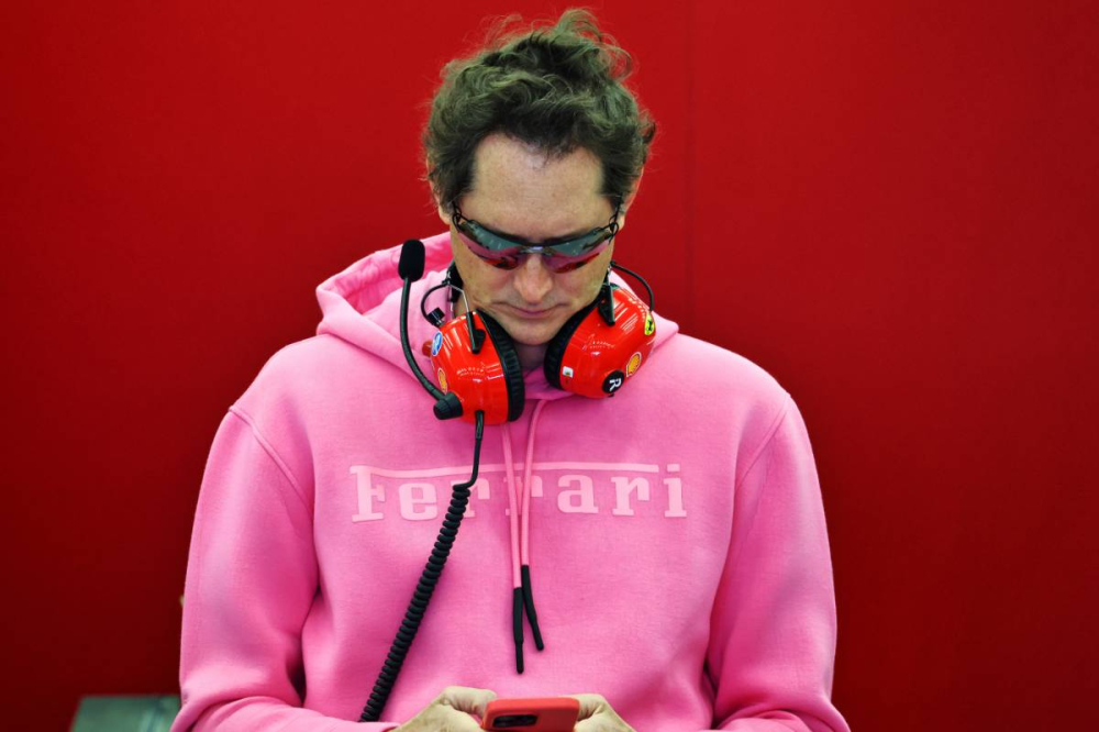 Jacques Villeneuve choqué par les critiques d’Elkann envers Leclerc et Hamilton