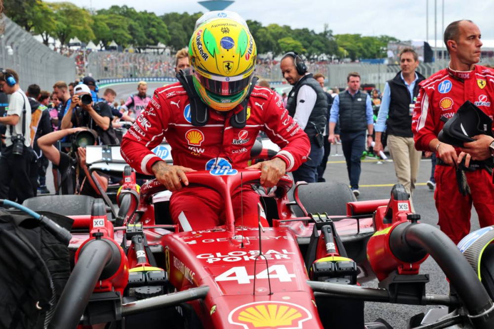 Lewis Hamilton allume les 