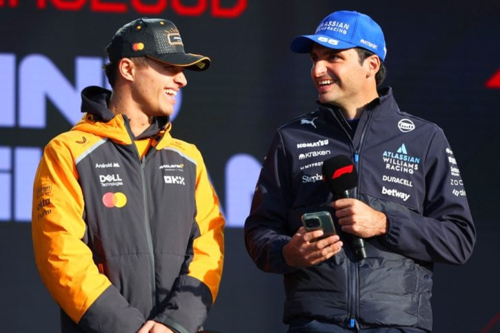 Carlos Sainz adoube Lando Norris pour le titre