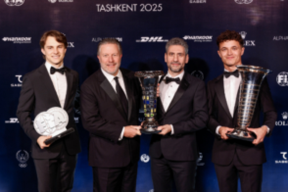 Lando Norris reçoit officiellement son trophée de champion du monde F1 2025