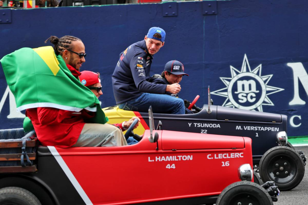 Max Verstappen touché par la saison noire d’Hamilton chez Ferrari : 