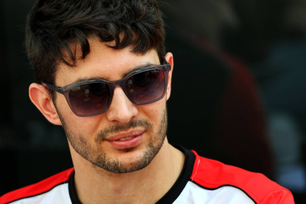 Esteban Ocon entretient le mystère : un projet secret aux airs de super-héros ?
