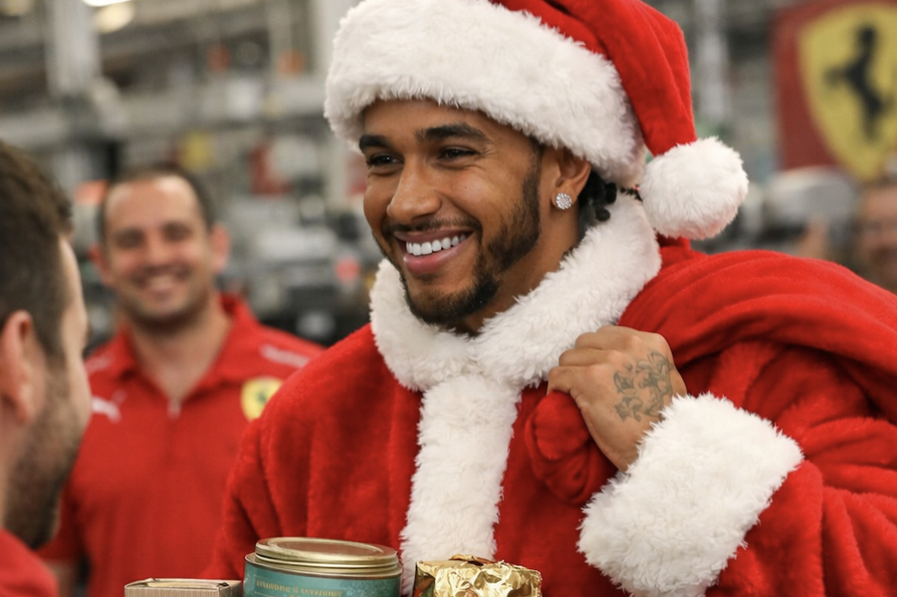 Lewis Hamilton se transforme en Père Noël à Maranello