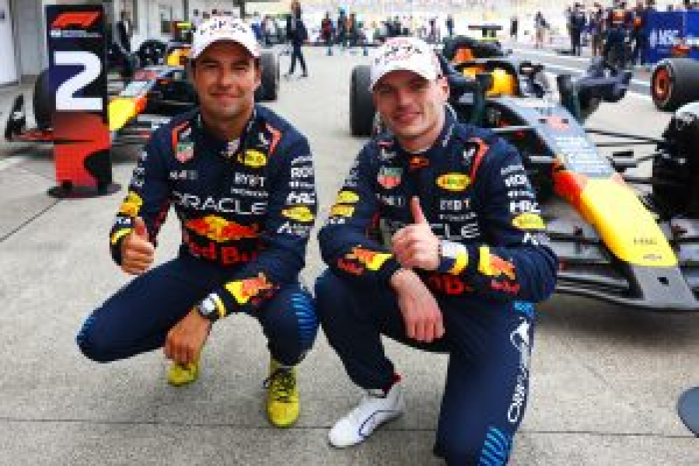 Sergio Perez présente un cadeau que lui a offert Max Verstappen