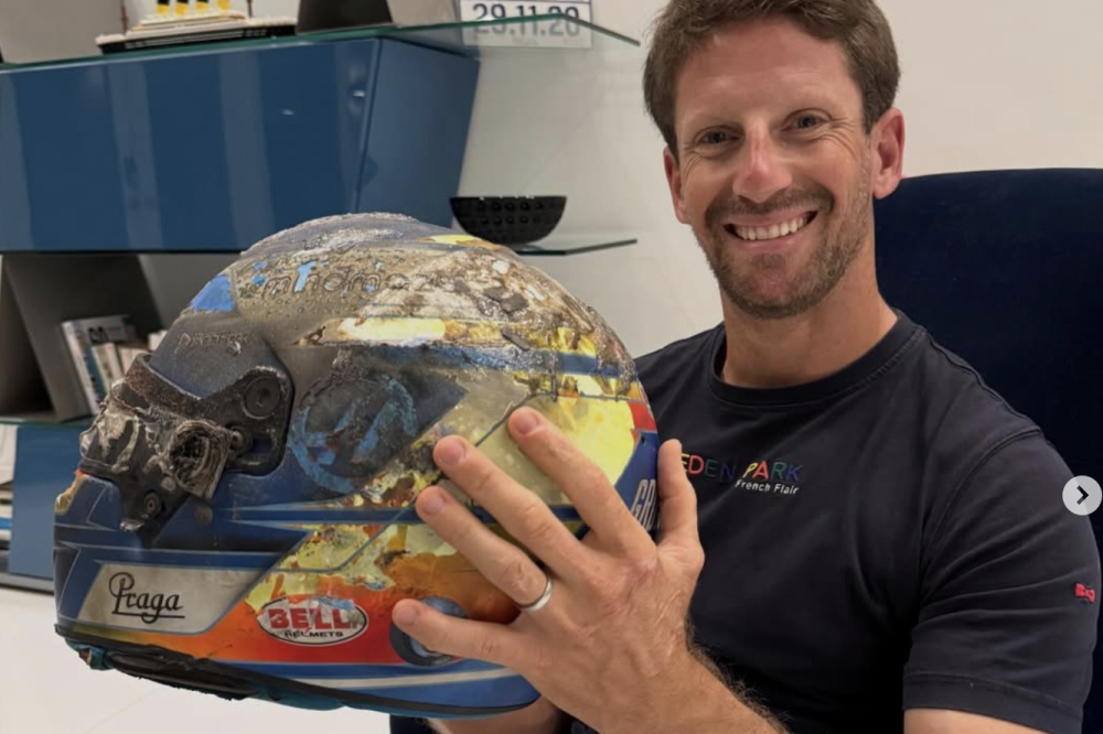 Romain Grosjean retrouve le casque de son effroyable crash à Bahreïn