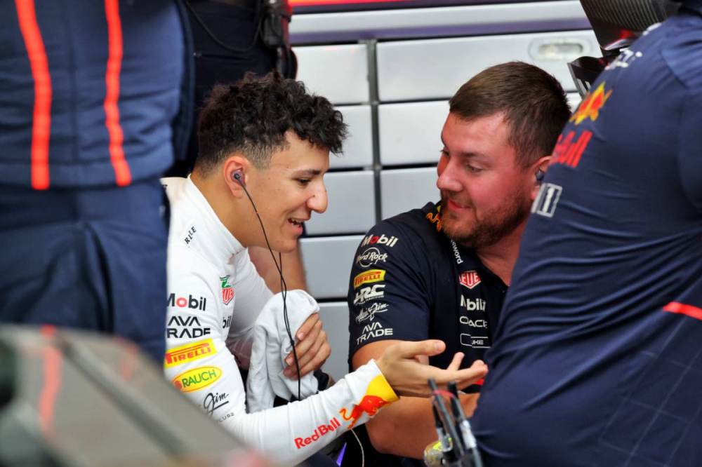 Hadjar prévenu : son arrivée chez Red Bull s’annonce délicate face à Verstappen