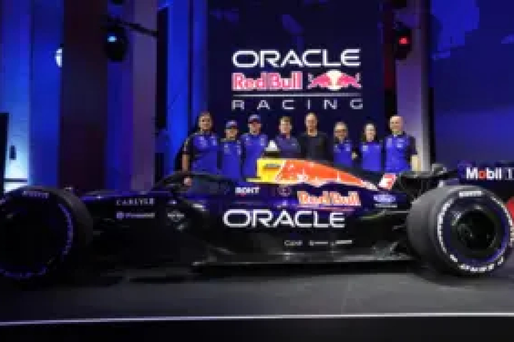 Verstappen valide la nouvelle livrée Red Bull inspirée des origines de l’écurie