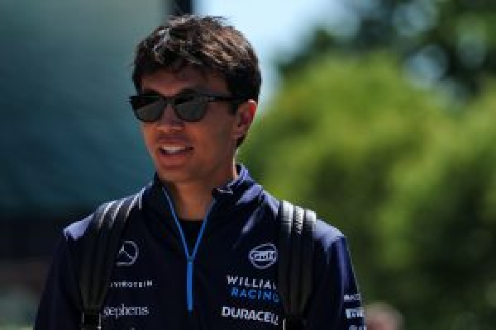 Alex Albon annonce ses fiançailles avec la golfeuse Lily Muni He