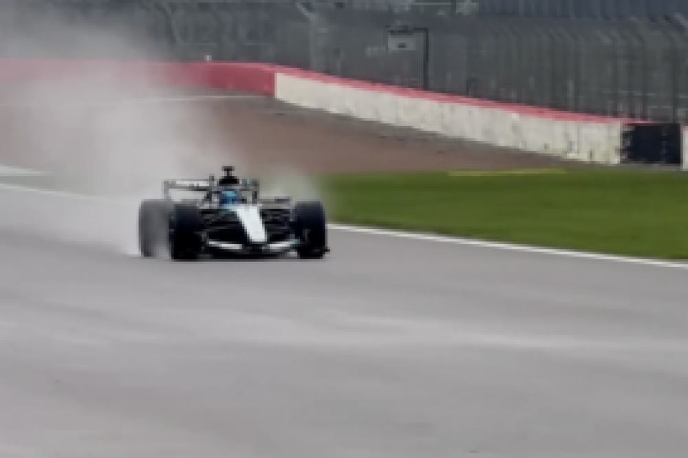 Mercedes lance la W17 2026 avec un shakedown à Silverstone