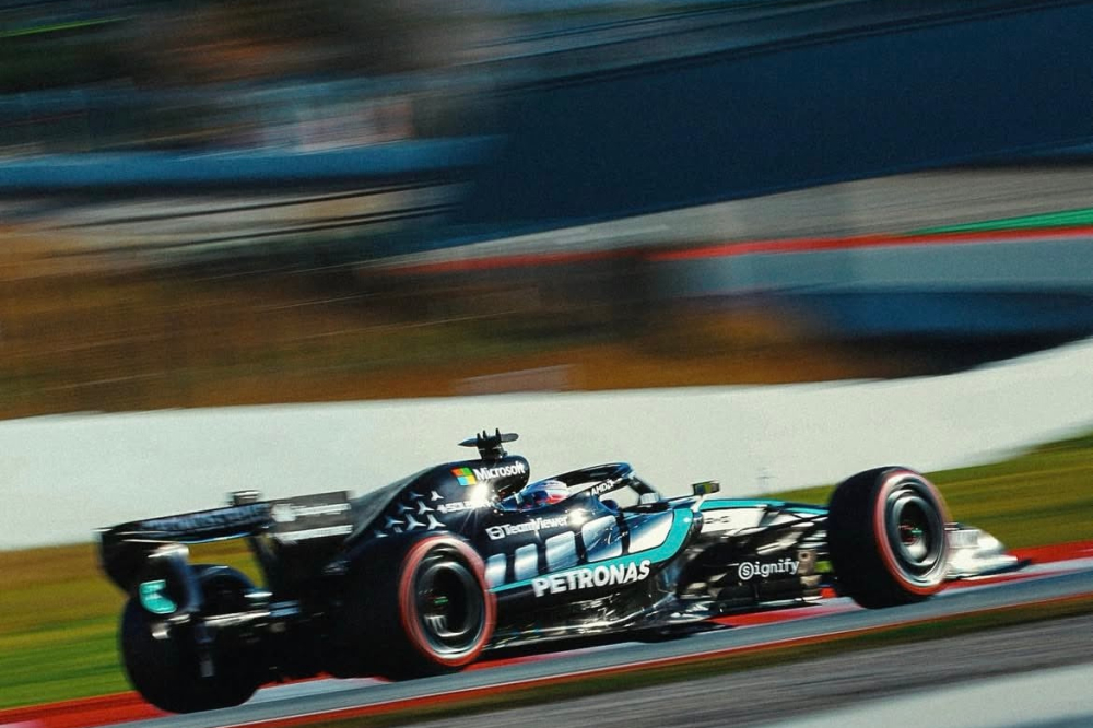 Mercedes impressionne à Barcelone : George Russell séduit par le pilotage de la W17