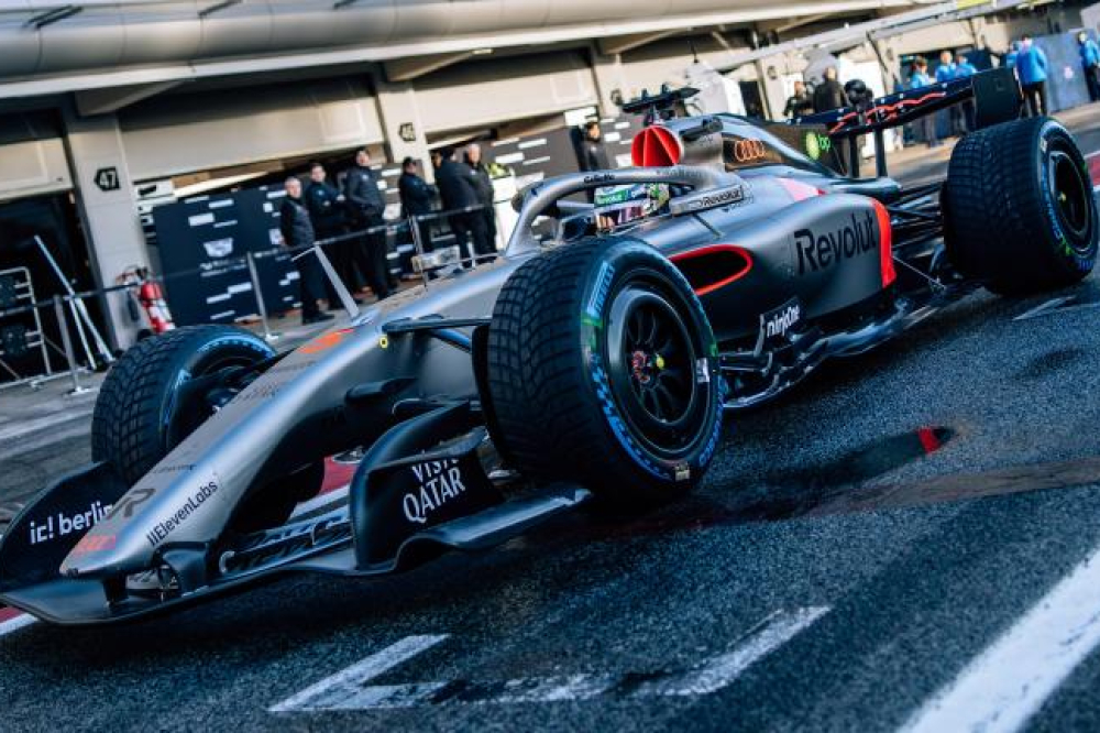 Audi F1 freinée dès ses débuts à Barcelone : prudence assumée après un souci de fiabilité