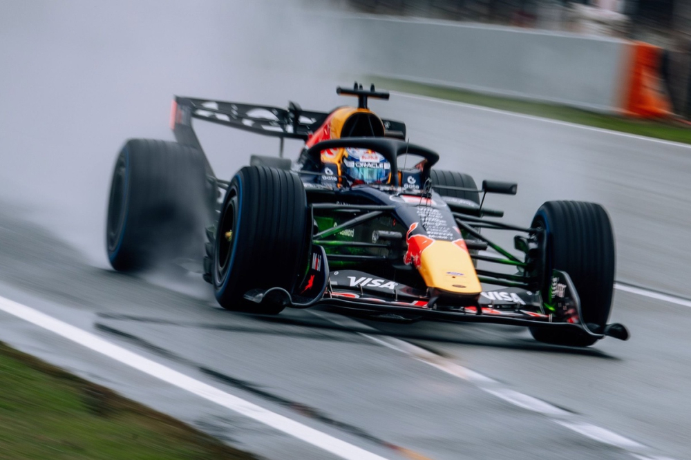 Crash pour Hadjar à Barcelone, Red Bull et Ferrari seules en piste