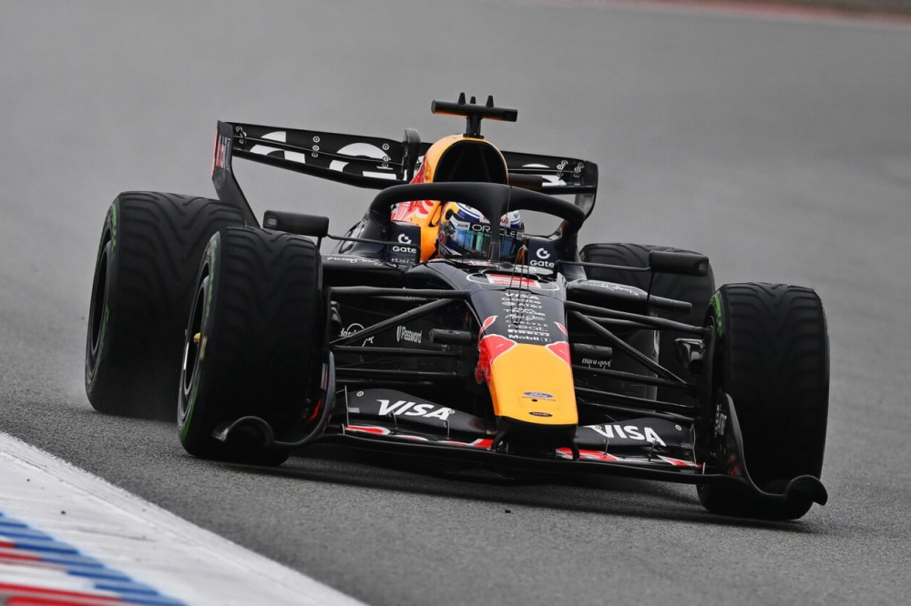 Verstappen roule, Hadjar se crashe : Red Bull secouée par une journée chaotique à Barcelone