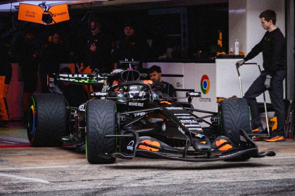 La McLaren 2026 frappée du numéro 1 prend enfin la piste