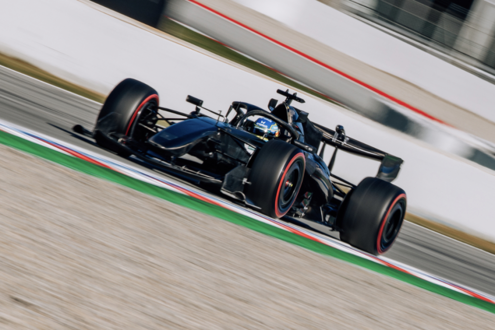 Fernando Alonso inaugure l’ère Newey chez Aston Martin avec les premiers tours de l’AMR26