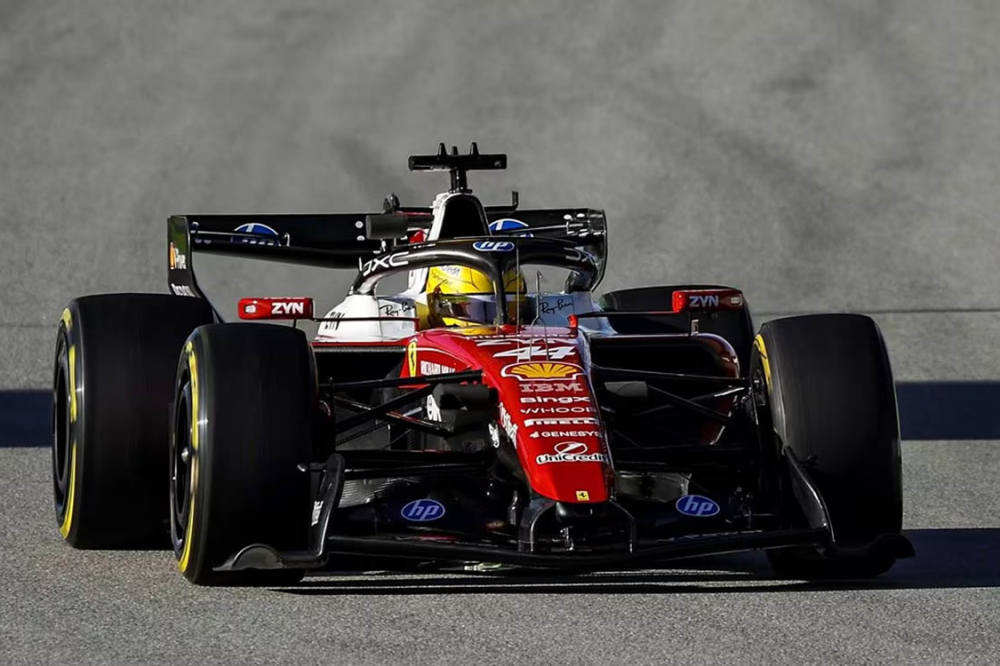 Hamilton et Leclerc confient leurs impressions de la Ferrari SF-26 sur le sec