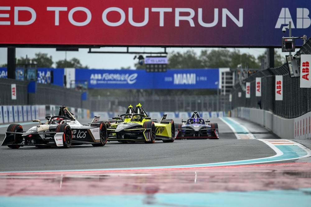 Mitch Evans (Jaguar) domine les Porsche à Miami