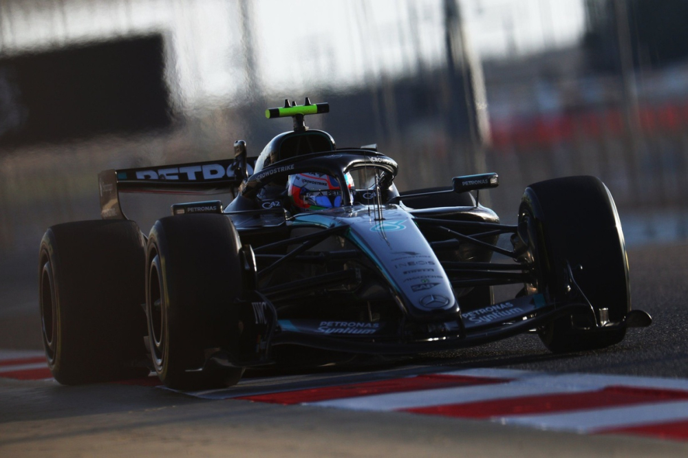 Aston Martin encore en panne, Mercedes reprend les commandes