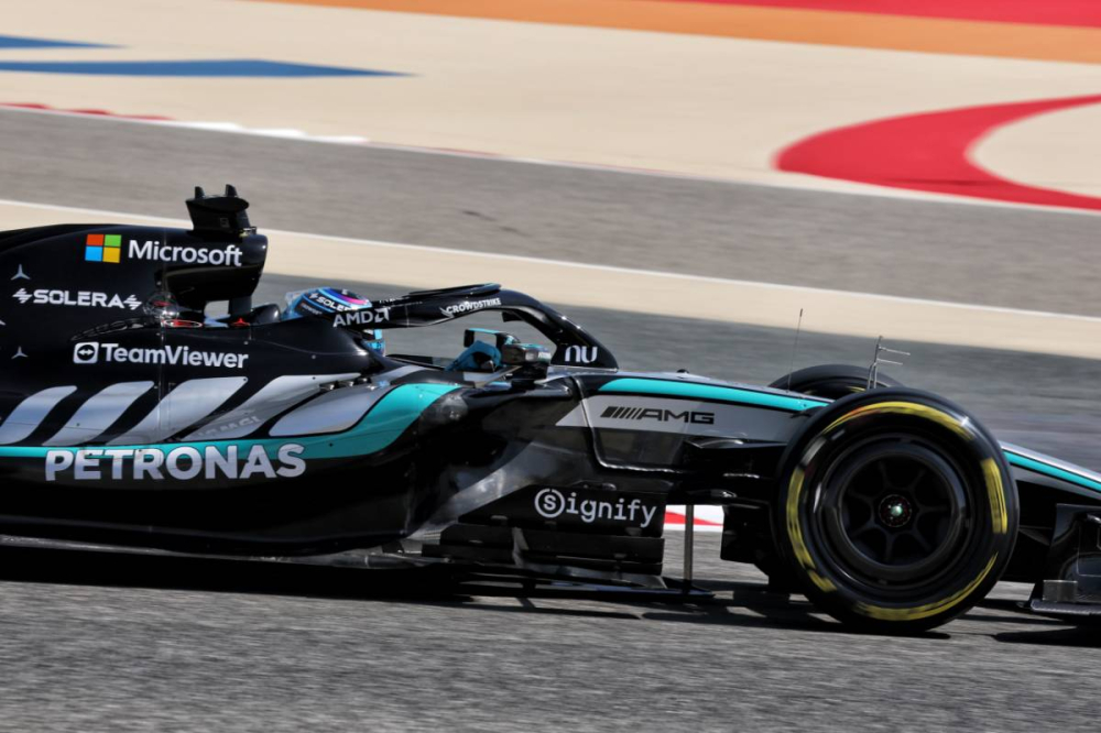 Mercedes roule 