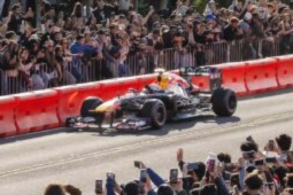 VIDÉO : Une exhibition de Tsunoda et Red Bull tourne mal