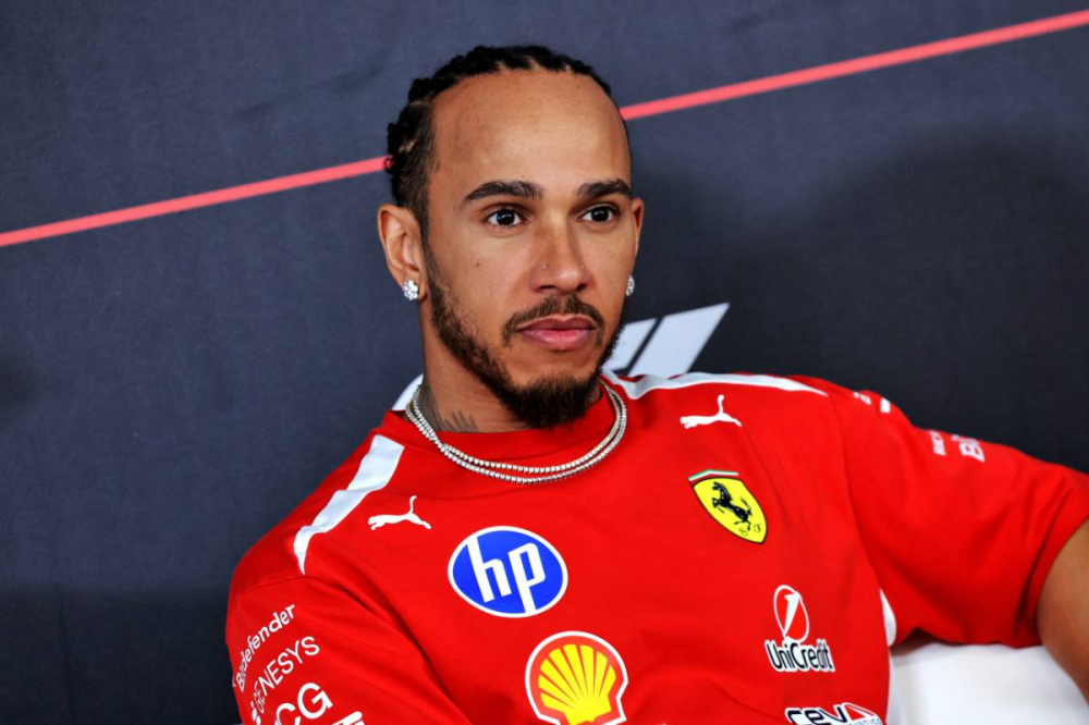 Lewis Hamilton surprend avec un message inattendu… sur LinkedIn