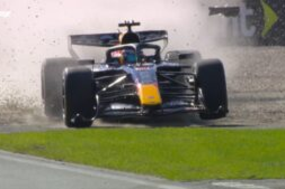 Verstappen abime sa RB22 lors d’une sortie de piste en FP2