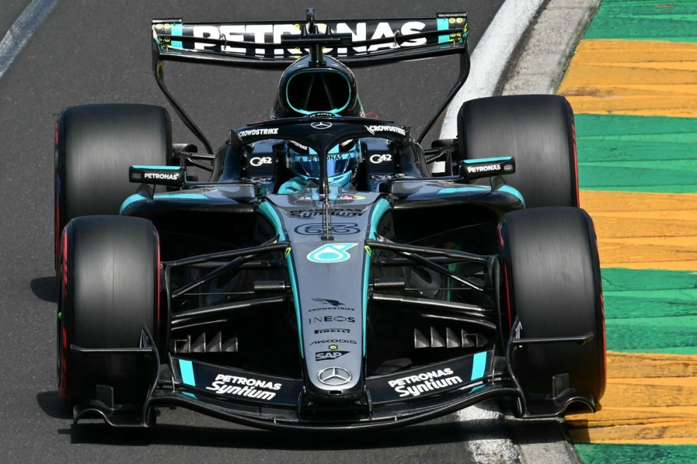 Russell et Mercedes écrasent les première qualifs, Verstappen dans le mur !