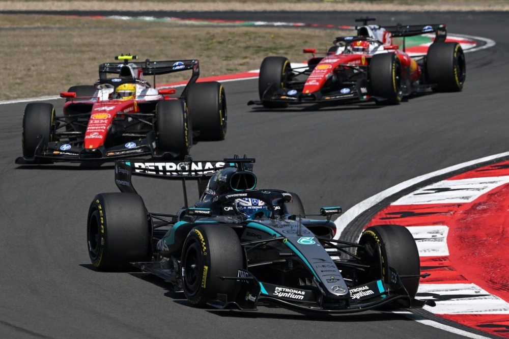 Russell dompte les Ferrari au sprint de Shanghai