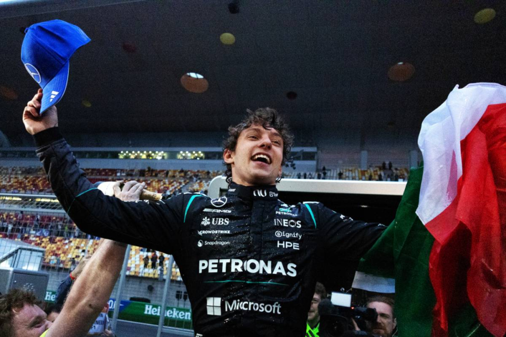 Gros moment de confusion à Shanghai : Antonelli appelé… Kimi Räikkönen sur le podium !