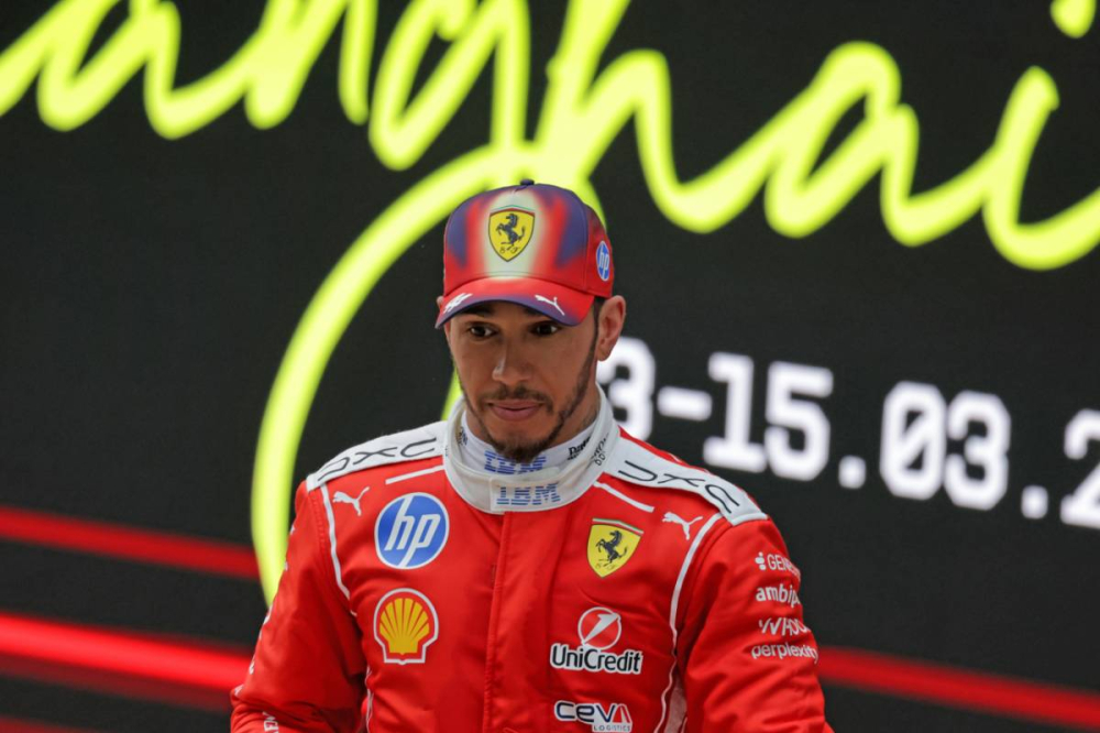 Lewis Hamilton prend la défense des nouvelles règles de la F1 face aux critiques de Verstappen