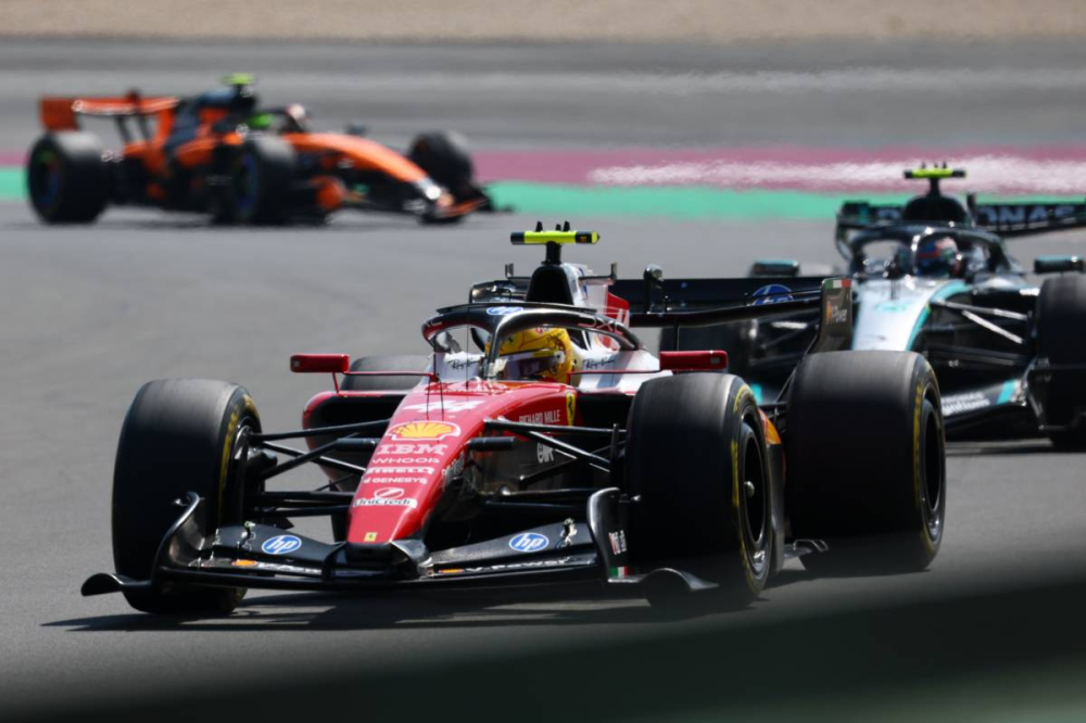 Lewis Hamilton contre-attaque : pourquoi il défend les nouvelles règles F1 face aux critiques de Verstappen
