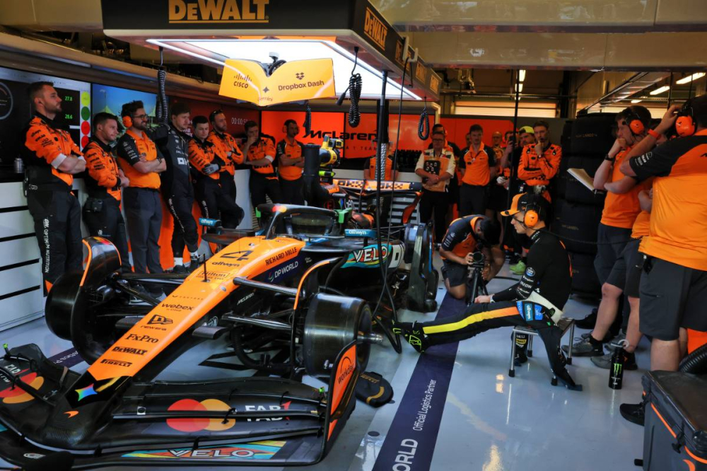 McLaren face à un dilemme : rester avec Mercedes ou viser l’indépendance après 2030