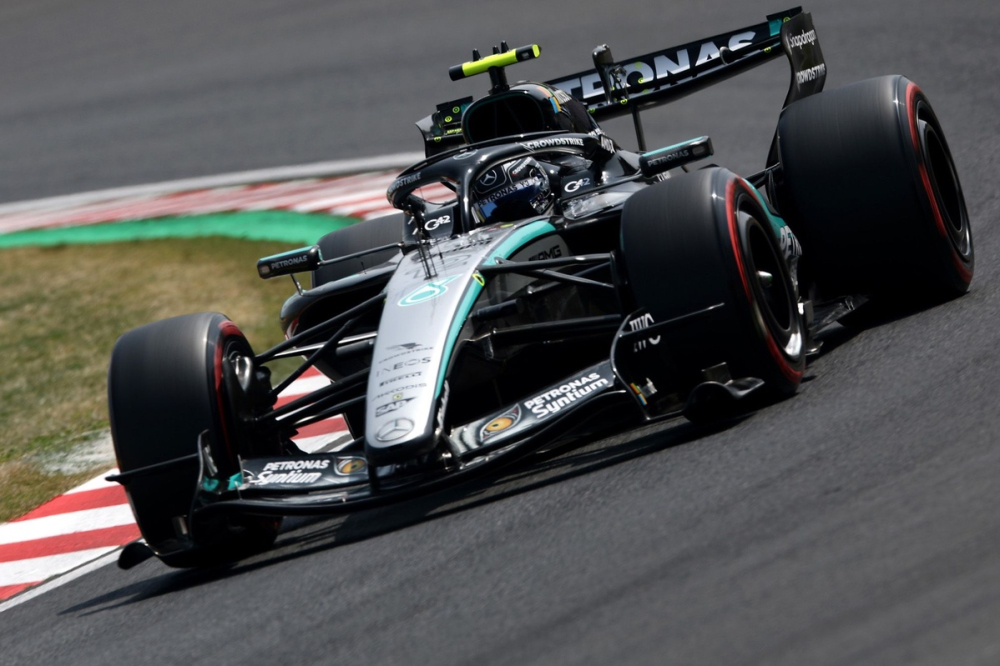 Antonelli bat aisément Russell pour la pole à Suzuka, Verstappen ne s'en sort pas