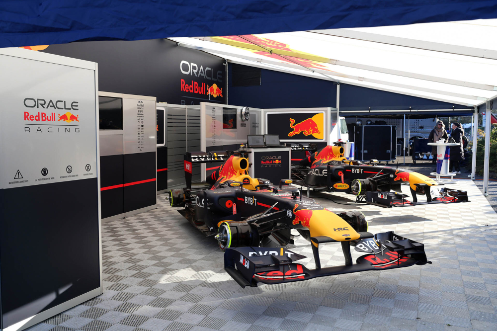 Hadjar au volant d'une légende : la Red Bull RB7 enflammera le Grand Prix de France Historique