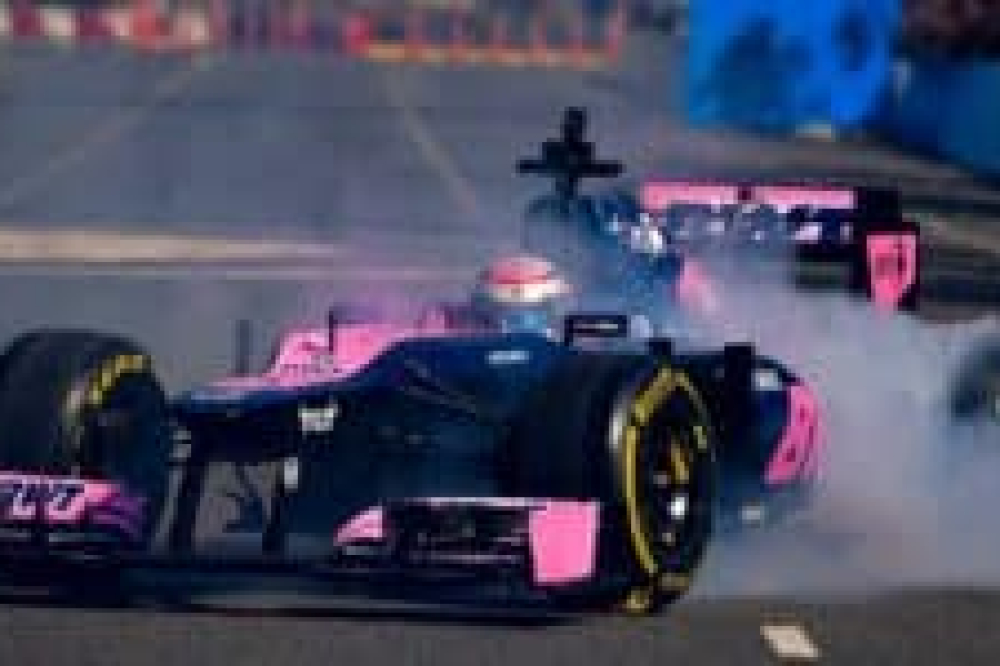 Colapinto enflamme Buenos Aires au volant d’un V8 Renault