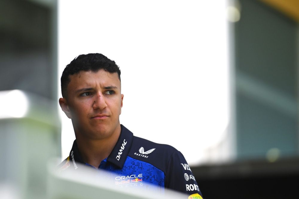 Hadjar perdu face au retard sur Verstappen : 