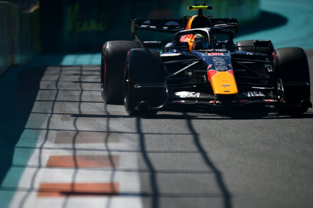 Hadjar perd gros sur Verstappen en ligne droite : 