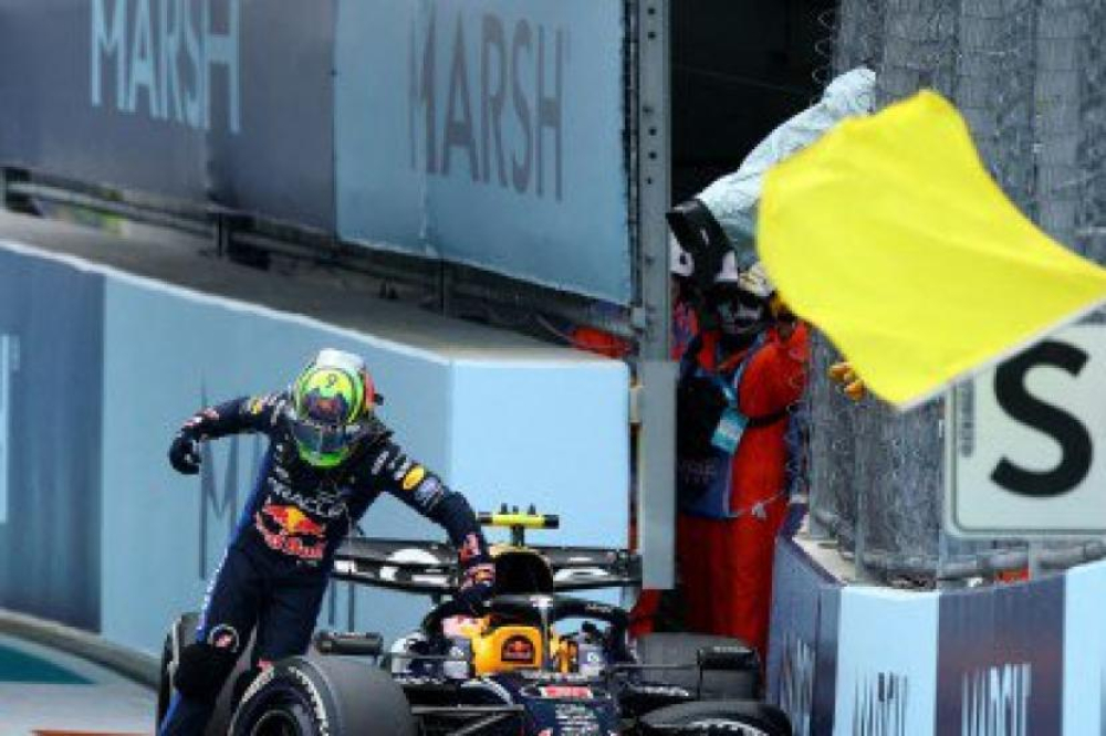 La voiture de sécurité déployée au Grand Prix de Miami après les accidents d'Isack Hadjar et Pierre Gasly