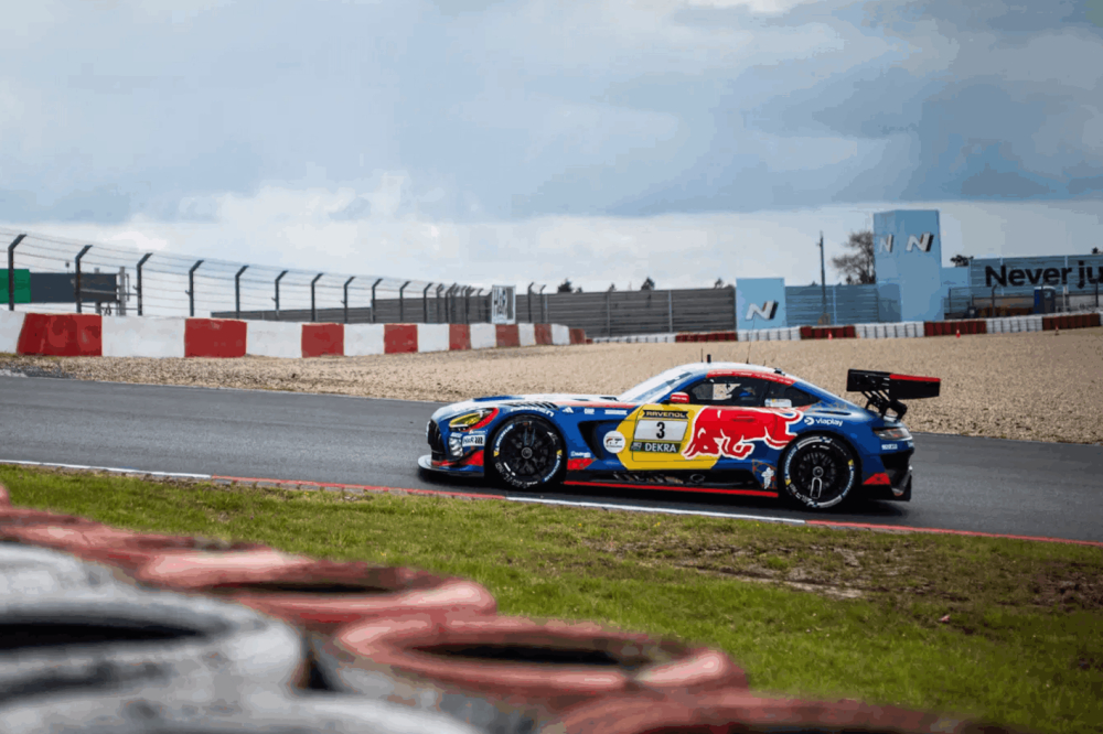 Max Verstappen électrise le Nürburgring et s’empare de la tête des 24 Heures