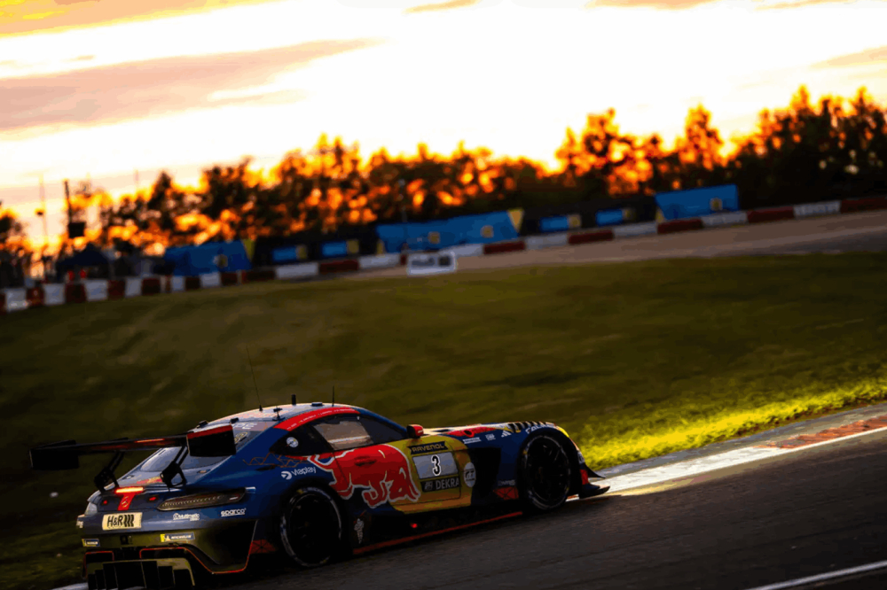 Max Verstappen impressionne encore au Nürburgring après un relais nocturne exceptionnel