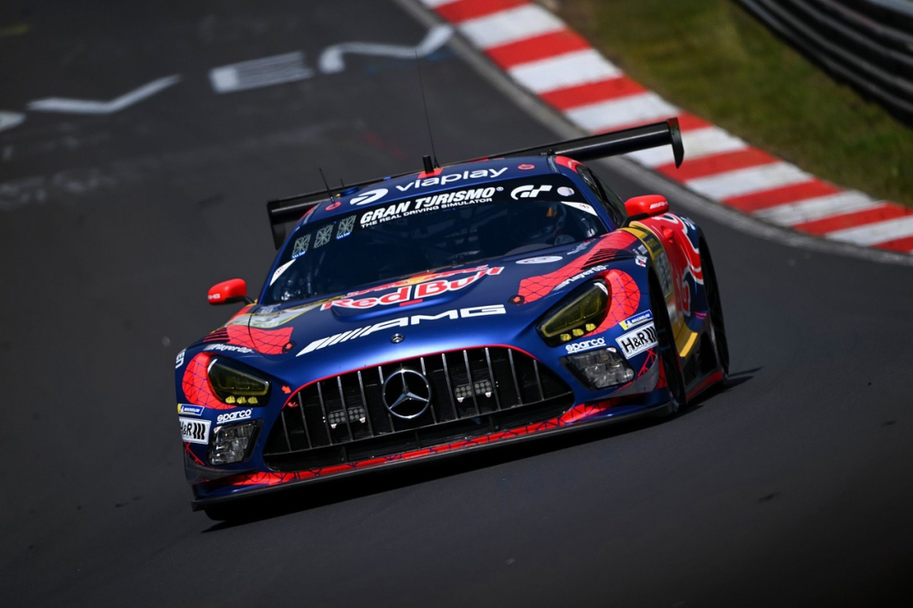 Coup de théâtre au Nürburgring : la Mercedes de Verstappen bloquée aux stands !