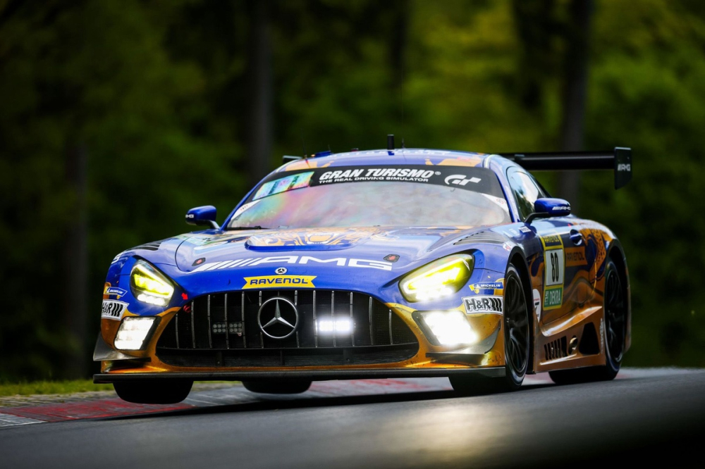 Mercedes remporte les 24H du Nürburgring, Verstappen privé de victoire