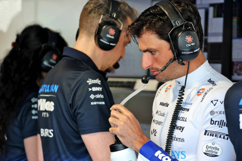 Carlos Sainz demande à la FIA de tenir tête aux équipes sur les moteurs 2027