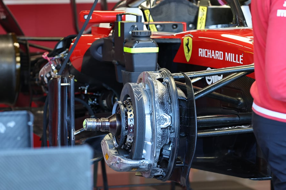 Crise des freins chez Ferrari : le secret de Lewis Hamilton derrière le calvaire de Charles Leclerc