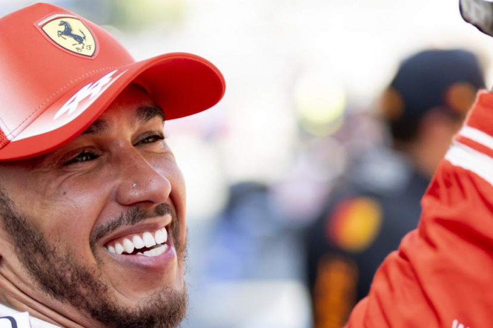 « Je vais dormir avec ce polo rouge cette nuit » : une vague de bonheur pour Lewis Hamilton, vainqueur pour la première fois avec Ferrari