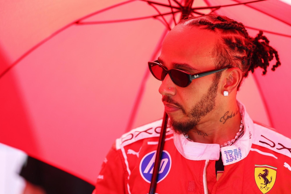Hamilton explique la blessure au cou qui a affecté sa saison 2025